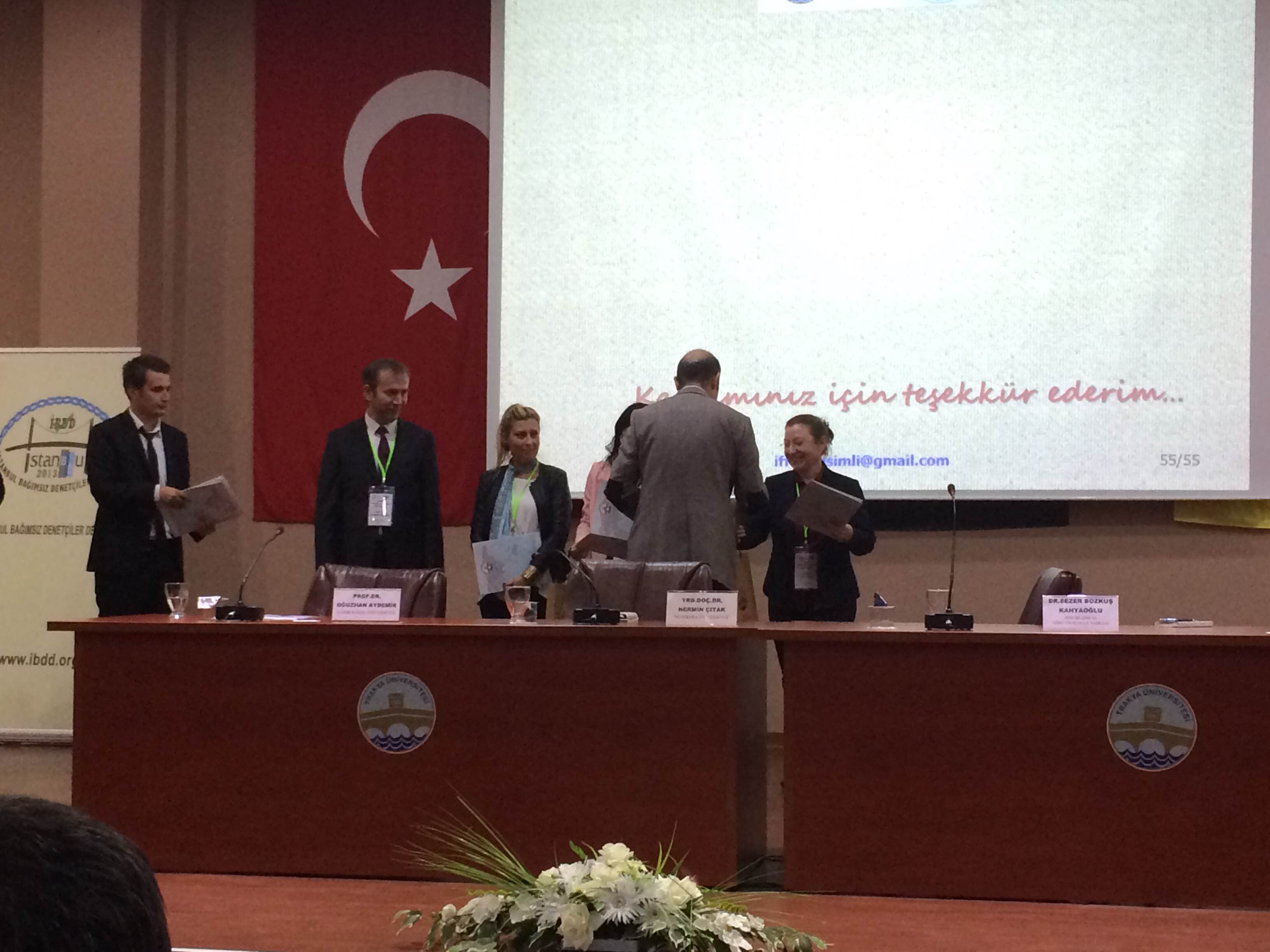 Panelin ardından MVP öğretim elemanlarından Yrd. Doç. Dr. İffet KESİMLİ sertifikasını Prof. Dr. Agah Sinan Ünsar'ın elinden alırken
